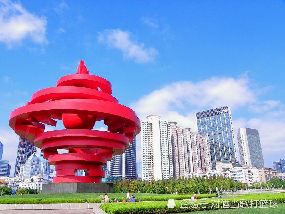 有网友对章章和珊妮的营业式结婚感同身受：;回到故乡后，除了男主这位真导演不是‘最佳导演’，其他所有人都是‘最佳导演’，真的不是一般的讽刺